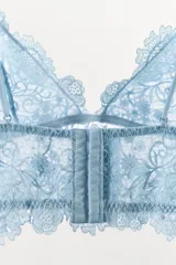 Bralette triangular confeccionado en encaje suave con diseño floral, escote en pico y tirantes finos ajustables. Presenta cierre posterior con ganchos metálicos.