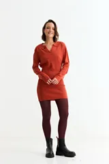 Vestido corto de tejido de punto color terracota, con cuello polo y escote en V, manga larga y calce al cuerpo.