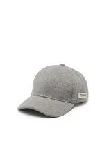 Gorro tipo cap de fieltro color gris, con etiqueta lateral de marca y ojales de ventilación bordados.