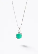 Collar de cadena fina de plata 925 con un dije circular engarzado que contiene una piedra natural de malaquita en tono verde.