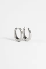 Aros de acero quirúrgico plateado, diseño ovalado y chunky.