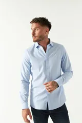 Camisa blanca de hombre, de corte slim, con cuello italiano y logo bordado.
