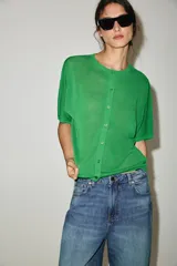 Chaqueta de punto de manga corta y cuello redondo en color verde, con cierre frontal de botones.
