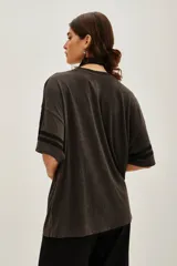 Remera de algodón y modal con cuello redondo, mangas cortas con detalle de rayas laterales y estampa frontal con la palabra LOVE bordada en lentejuelas.