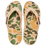 Ojotas Crocs Classic Flip Printed color beige con estampado de camuflaje en la plantilla y logo de la marca en la tira.