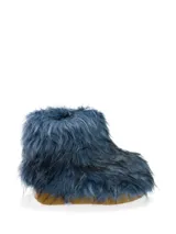 Bota corta de piel sintética color azul con suela marrón.