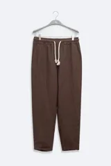 Pantalón marrón de lino 100% premium de alto gramaje, corte recto y fit relajado. Cintura con elástico y cordón de algodón, bolsillos laterales y traseros.