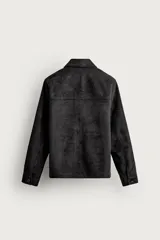 Sobrecamisa regular fit color negro efecto ante, con cuello solapa, manga larga con puño abotonado, bolsillos frontales con solapa y cierre de botones.
