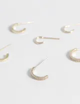 Set de aros dorados con strass, de forma semicircular.