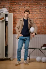 Sweater de punto morley color azul marino, con cuello redondo a la base y diseño de calce ajustado.