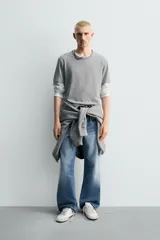 Camiseta de algodón gris jaspeado, de corte regular, con cuello redondo y manga corta.