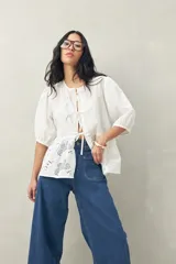 Pantalón jean ancho de tiro alto color azul oscuro, con bolsillos delanteros amplios y corte palazzo.