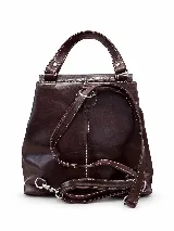 Mochila de cuero vacuno marrón con acabado pulido, solapa en forma de V y costuras decorativas. Cuenta con cremalleras laterales y asas ajustables.