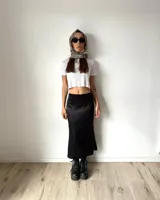 Pollera midi de seda con corte al bies, diseño fluido y ajuste en la cintura.