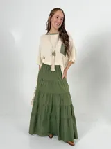 Falda larga de algodón color negro, con corte campesino y diseño escalonado.