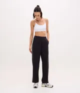 Pantalón deportivo de corte recto confeccionado en una mezcla de poliéster, modal y elastano. Presenta cintura elástica en rib y una franja lateral contrastante en color blanco. Cuenta con bolsillos laterales y un diseño versátil ideal para actividades físicas o uso casual.