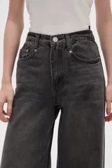 Pantalon de jean de corte ancho y tiro alto, color gris oscuro con efecto lavado.