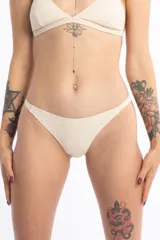 Bombacha less color crudo, forrada y con laterales ajustables con lazos.