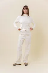 Jean de corte recto y tiro medio en color crudo. Cuenta con diseño clásico de cinco bolsillos, cierre frontal con botón y cremallera, y pasacintos.