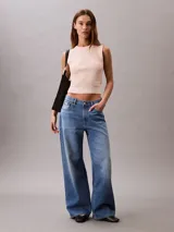 Sweater sin mangas de Calvin Klein confeccionado en tejido de punto de canalé con cuello redondo y ajuste slim. Presenta un diseño minimalista con detalle de logo bordado en el bajo.