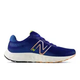 Championes de running New Balance modelo 520 V8, color azul con detalles en naranja y amarillo. Confeccionados con empeine de malla técnica sin costuras, entresuela de espuma EVA para amortiguación y suela de caucho.