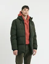Campera puffer de corte largo, color verde militar, con capucha fija, cierre frontal y puños elásticos internos.