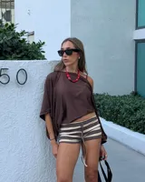 Microshort de lycra con diseño de rayas horizontales en tonos marrón, beige y blanco, con cordón ajustable en la cintura.