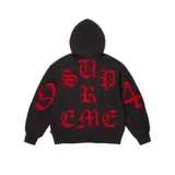 Hoodie negro con capucha, manga larga y bolsillo tipo canguro frontal. Presenta un diseño gráfico en la espalda con letras rojas de estilo gótico que forman la palabra Supreme y los números 9 y 4 en los costados.