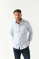 Camisa celeste de algodón con corte slim fit y logo bordado en el pecho.