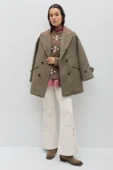 Tapado de paño de lana con diseño de doble abotonadura, silueta levemente oversize y hombros caídos. Presenta solapas amplias con detalle en contraste, mangas con ajuste en puños y bolsillos laterales. Confeccionado en lana italiana con forro interior.