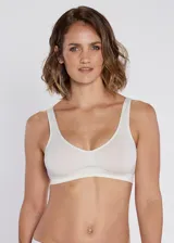 Soutien tipo top de microfibra sin costuras, con diseño de bretel ancho, sin aros y sin copas.