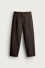 Pantalón chino de corte regular, color marrón oscuro, con cierre frontal de cremallera y botón, bolsillos laterales y bolsillos traseros de vivo.