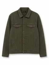 Campera de jean estilo trucker, color verde oliva, con cierre frontal de botones metálicos, cuello clásico, dos bolsillos frontales con solapa y dos bolsillos laterales.