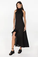 Vestido midi marrón de lino italiano, con cuello halter, sin mangas y diseño asimétrico con volados en el ruedo.