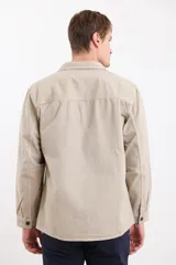 Sobrecamisa gris oscuro de manga larga, con cuello clásico, cierre frontal con botones y dos bolsillos de parche en el pecho.