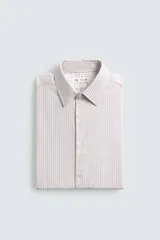 Camisa slim fit de algodón, color beige con rayas verticales blancas. Presenta cuello italiano, manga larga con puño de botón y cierre frontal de botonadura.