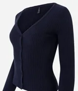 Cardigan de punto chenille color marrón, con escote en V, mangas largas y cierre frontal con botones. Presenta una textura acanalada y un diseño de calce regular.