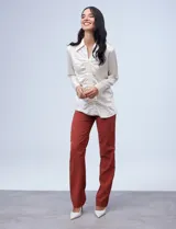 Blusa color beige de satén con cuello con solapa, escote en V y frunces en la parte delantera.