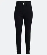 Pantalón skinny de sarga negra con botón dorado en forma de corazón en la cintura y botones dorados en el dobladillo.