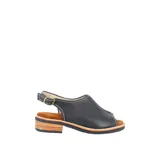Sandalias amarillas de cuero con puntera abierta, taco bajo de madera y tira trasera con hebilla.