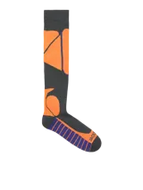 Medias deportivas extra largas diseñadas para ski, en color gris oscuro con detalles geométricos en naranja y franjas violetas en la planta del pie. Confeccionadas en tejido de punto elástico.