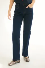 Pantalón de jean azul oscuro de corte recto.