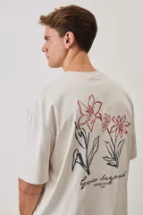 Remera oversize azul con mangas anchas, cuello redondo con textura tejida y estampa frontal pequeña a la altura del pecho.