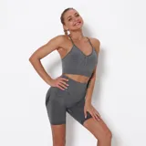 Short deportivo de tiro alto, confeccionado en tejido sin costuras de color azul melange.