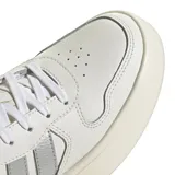 Championes Adidas Lite Court de estilo urbano, confeccionados en material sintético blanco con las icónicas tres tiras laterales en gris. Presentan cordones al tono, logo en la lengüeta en color rosado y suela de plataforma con tecnología Cloudfoam para mayor amortiguación.