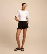 Short negro de tiro medio, corte regular, confeccionado en tejido ribana de algodón con elastano. Posee cintura elástica con cordón ajustable.