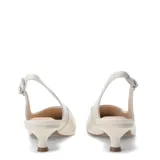 Zapato tipo slingback de cuero color blanco, con punta fina, taco bajo curvo y tira ajustable con hebilla en el talón.