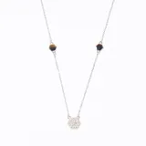 Collar plateado con cadena fina y dije hexagonal con incrustaciones brillantes.