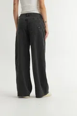 Pantalón de jean negro de corte amplio y relajado, con silueta suelta desde la cintura hasta el bajo.