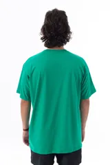 Remera verde de algodón con cuello redondo y logo pequeño estampado en el pecho.